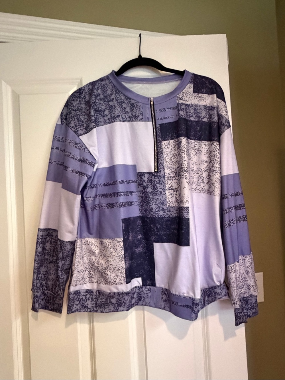 Elegant Lavender Graphic Zip-Accent Women’s Top